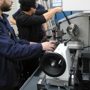 Auszubildende an der Drehmaschine