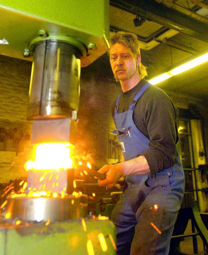 Mystik aus Stahl. Die Volkshochschule Lüneburg bietet jetzt Kurse in der Damaszener-Technik an. Schmieden Stahl Damast-Klinge Messer geschmiedetes Schwert Stahlklingen mit Verzierungen Foto: kwl