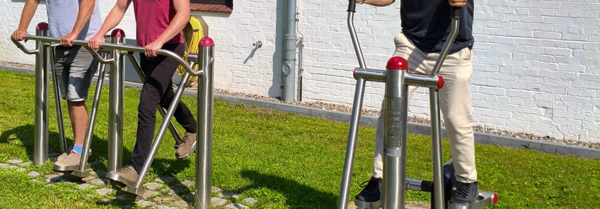 Teilnehmer benutzen die Fitnessgeräte in ihrer aktiven Pause. Aktiv durch den Schulalltag