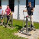 Teilnehmer benutzen die Fitnessgeräte in ihrer aktiven Pause. Aktiv durch den Schulalltag