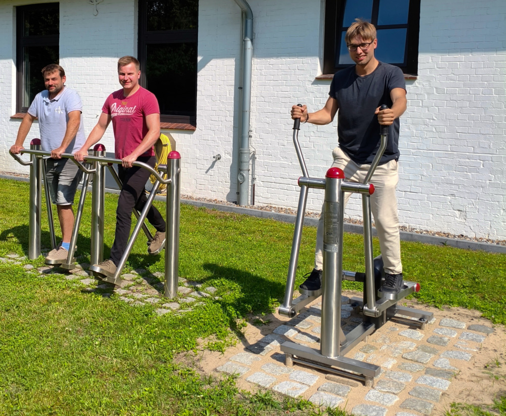 Teilnehmer benutzen die Fitnessgeräte in ihrer aktiven Pause. Aktiv durch den Schulalltag