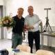 Schulleiter Ralf Biegert ,überreicht den Blumenstrauß zum Abschied