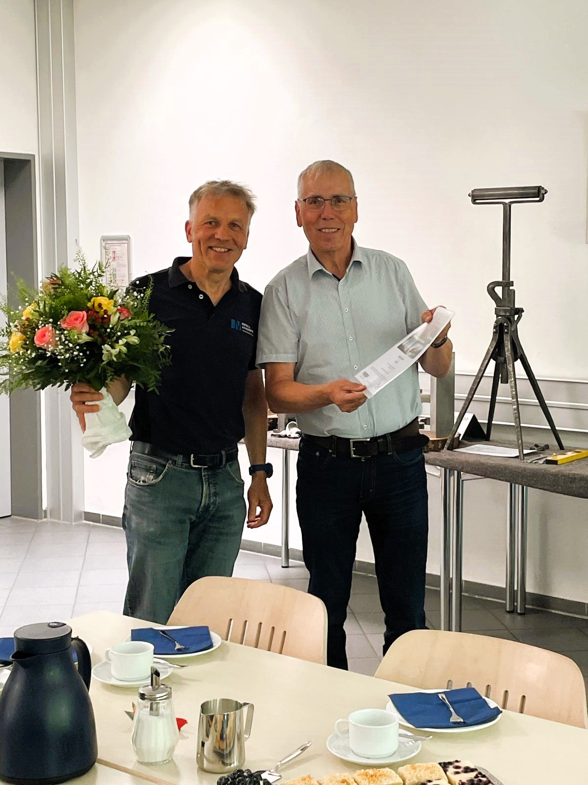 Schulleiter Ralf Biegert ,überreicht den Blumenstrauß zum Abschied
